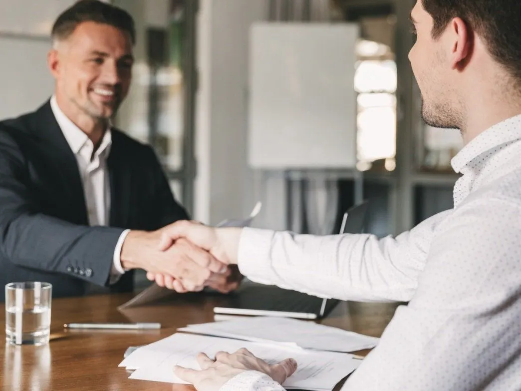 Toplantı yapan iş profesyonelleri